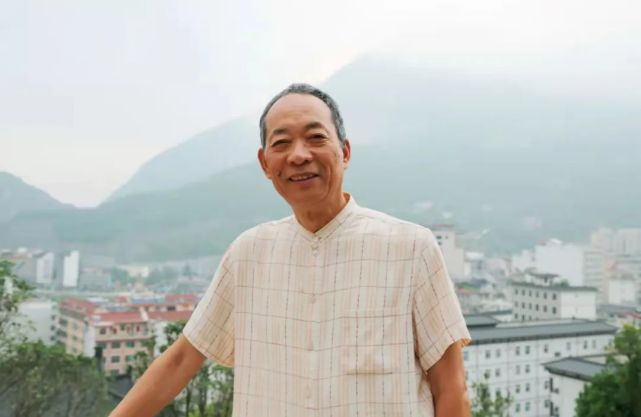 在亮宝楼隆重开幕——胡文华