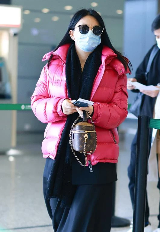 李湘高调走机场!穿亮粉色羽绒服拎两万的包,身材圆润超有富婆范插图1