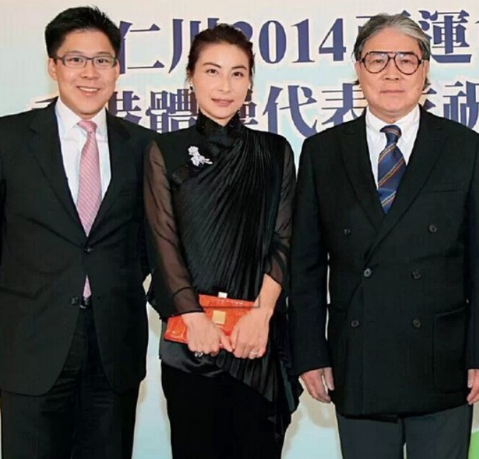 郭晶晶陪老公出席活动,穿长裙气场不输甘比,公公霍震霆罕见现身_腾讯