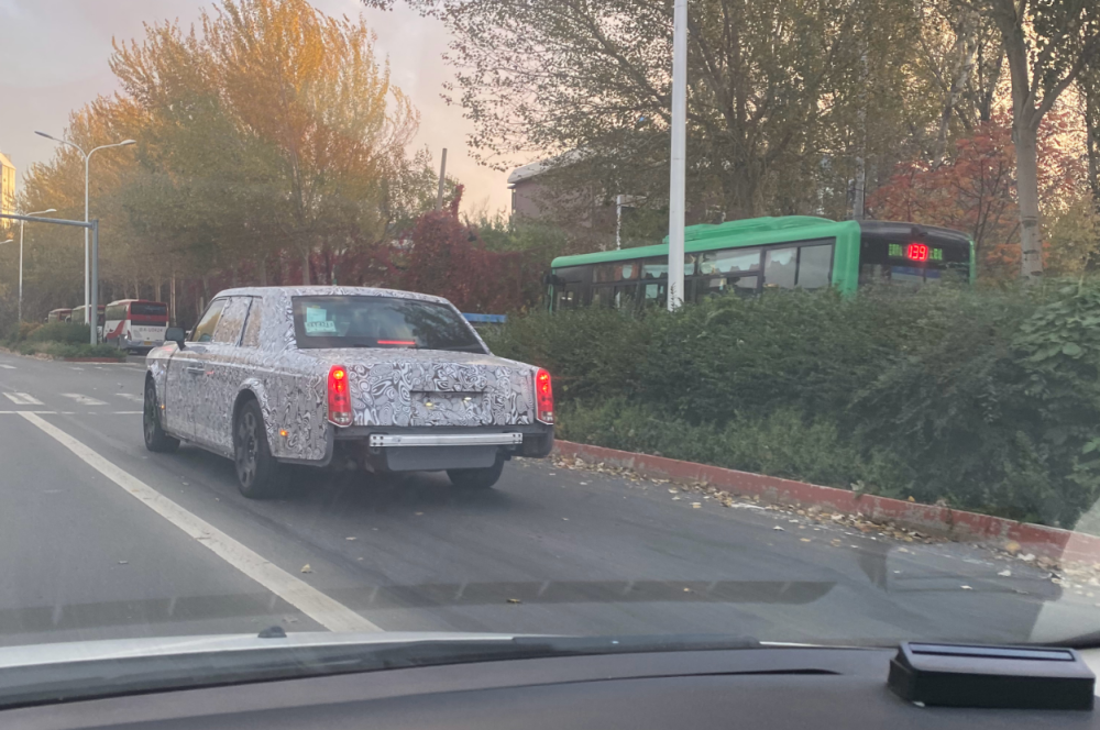 红旗l8来了复古奢华造型确定提供对开门已挂测试临牌