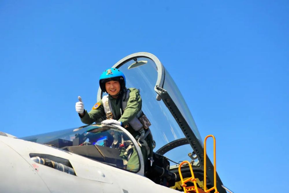 军旅人生丨特级飞行员袁伟驾机起飞遭遇鸟群撞击沉着冷静创造处置奇迹