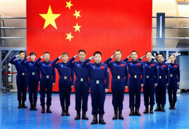 航天科普:中国航天员选拔有何要求?女航天员须结婚生育才可以吗