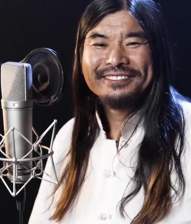 程书林的烤面筋工作也并没有支撑多久,因为他的歌声实在是太过狂野,让