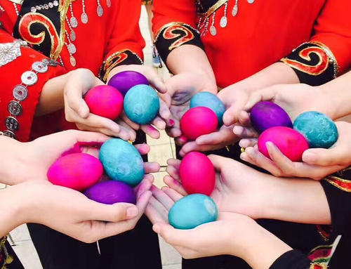 壮族"三月三"中有一项特别有趣的"碰鸡蛋"活动.