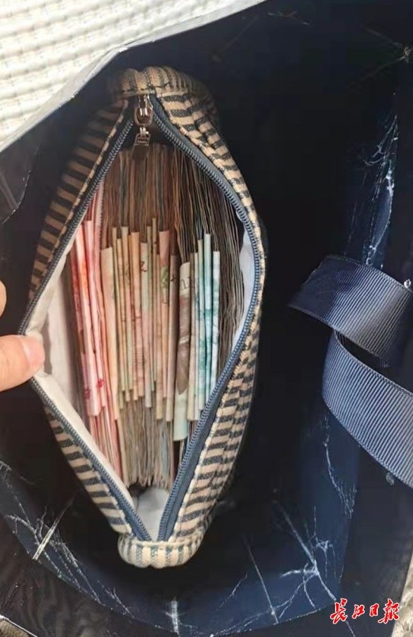 车后座发现6000多元现金的哥放空车主动送还失主