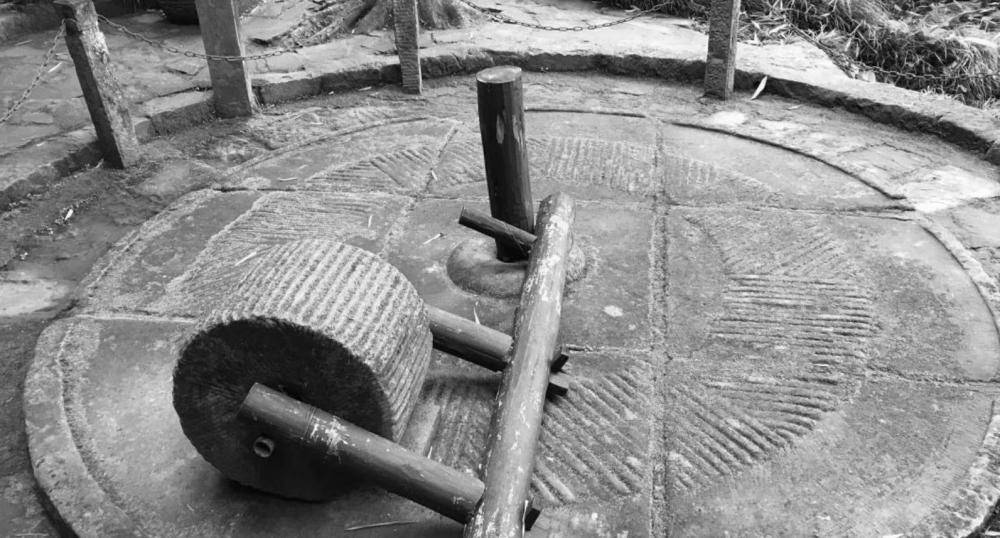 女方名叫程宜芝,比刘明昭小2岁,是旧社会的包办婚姻.