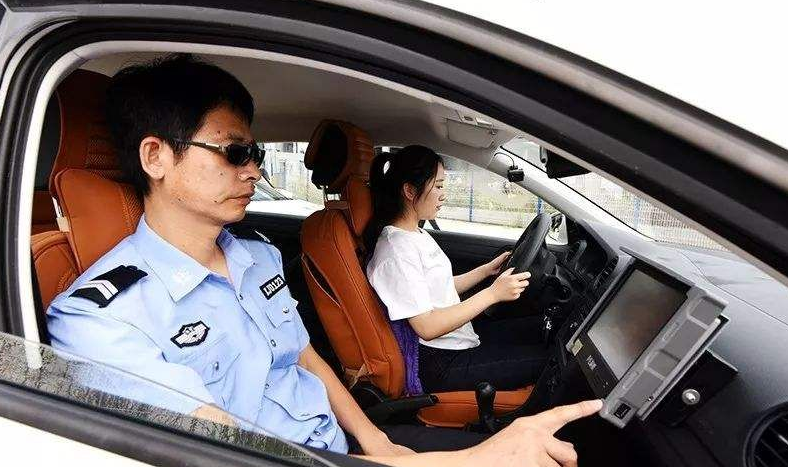 科目三考试,学员上车后的第一个动作让考官当场懵了_腾讯新闻