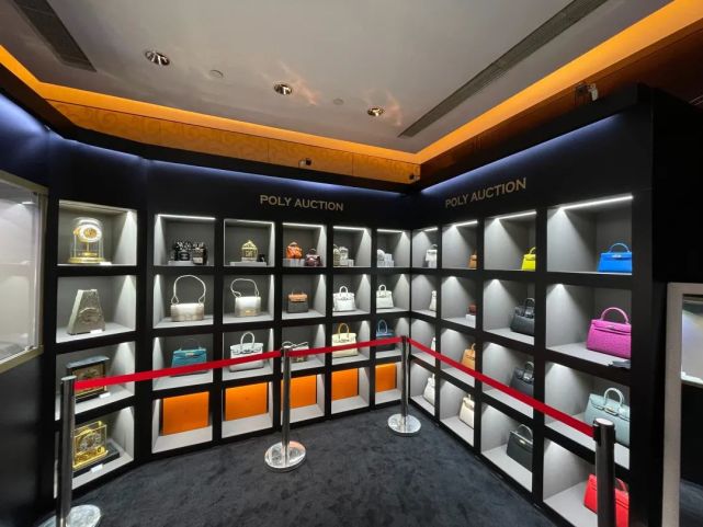 世界上最遥远的距离莫过于birkin躺在爱马仕的展柜里,而我却不知道在