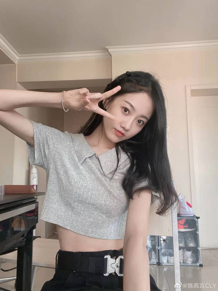 其实这位饰演碧红的演员叫陈亮言,是杨幂旗下公司嘉