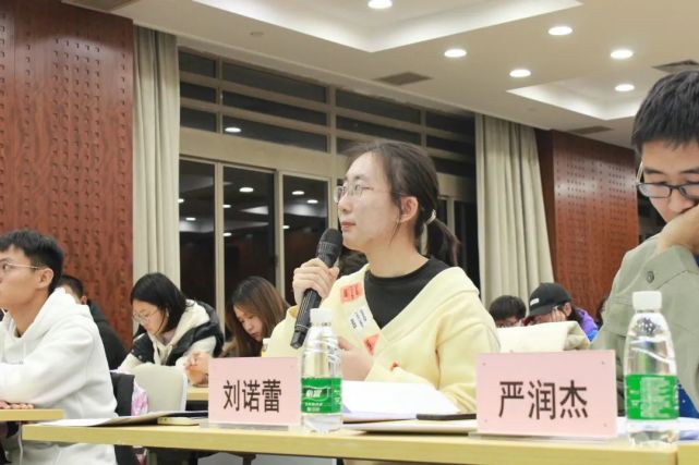 部长,团日活动一等奖团支部书记曹逸婷同学和第五十三期"新干班"学员