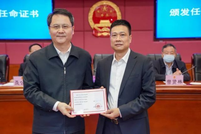 殷昭举(右)为新当选的清远市市长温文星(左)颁发当选证书(图片来源