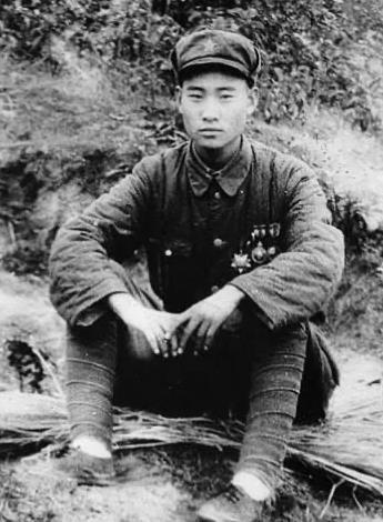 这位解放时的战斗英雄,靠打从战士一路升到大军区司令,他是谁?