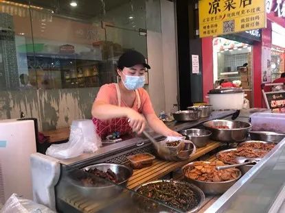 關于襯衫的6種“明星穿法”，清新干練又前衛，時尚整個夏天趴在玻璃窗做給別人看