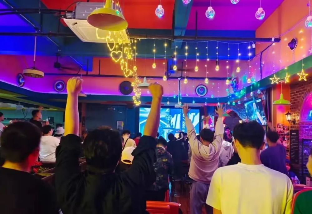 關于襯衫的6種“明星穿法”，清新干練又前衛，時尚整個夏天趴在玻璃窗做給別人看