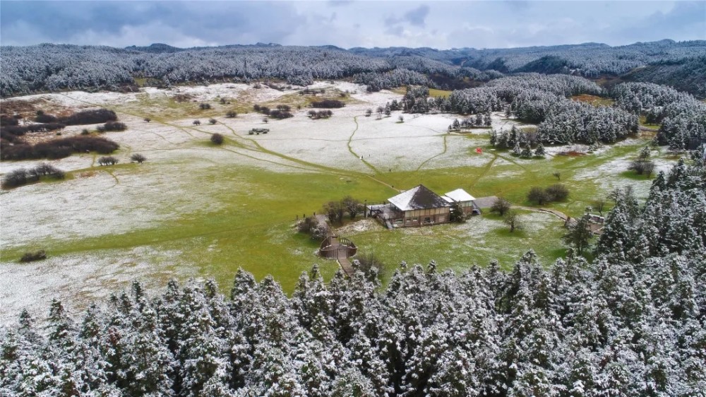 武隆仙女山初雪美景圖