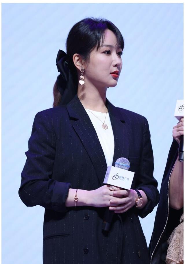 杨紫穿黑色西装出席品牌活动干练十足