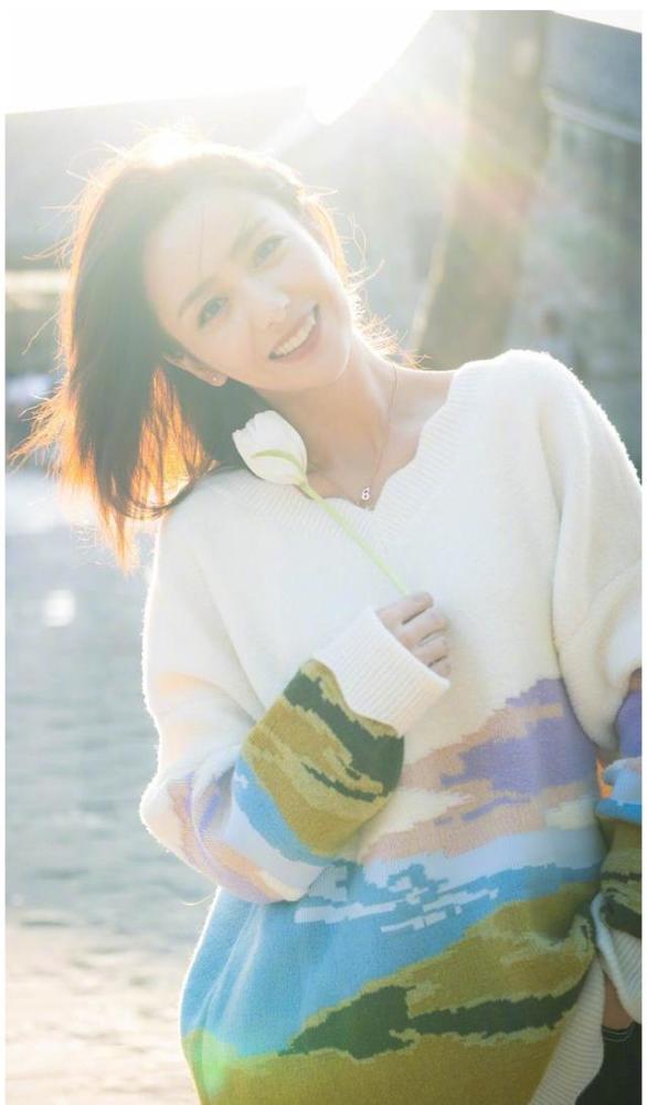 将暖意化为眸中笑意,佟丽娅拥抱温暖色彩