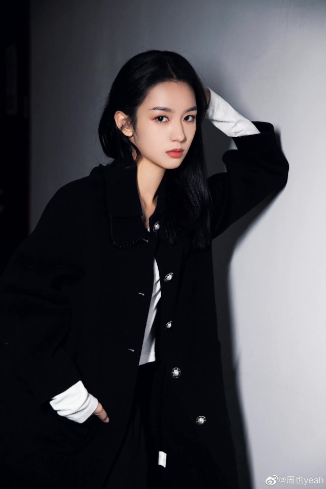 作为和颂川美力捧的小花,周也这两年也是人气颇高,近