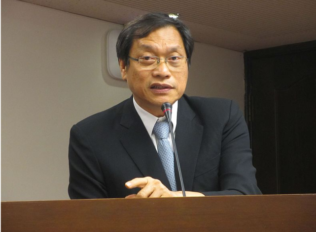 前"立委"苏清泉报道指出,民进党籍嘉义县长翁章梁拼连任,民进党内也