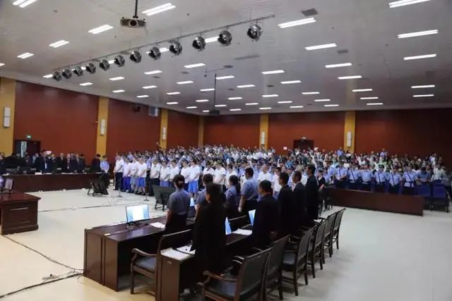 2018年11月20日至27日,莱州市人民法院一审公开开庭审理了朱永君等31