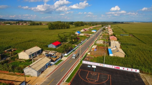 伊通县叶马线东起县级公路伊怀线上的马鞍镇,向西穿越莫里乡,靠山镇