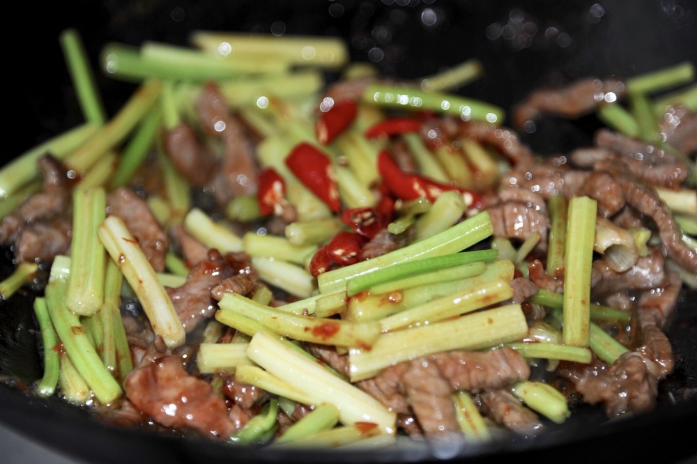 冬天多給家人吃牛肉,搭配芹菜簡單炒一炒就上桌,家人都愛吃_騰訊新聞