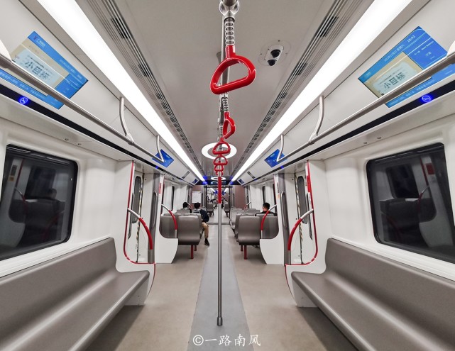 体验广州最快地铁,最高时速可达160公里,环境舒适,但有点冷清
