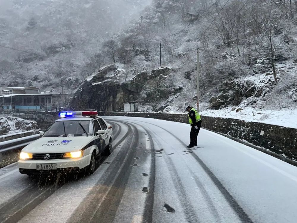 11月29日記者從交警長安大隊獲悉,受秦嶺山區降雪影響,210國道長安