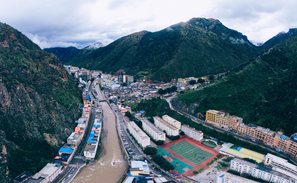 江达县夹在澜沧江和金沙江之间,其中有茂密的原始森林,自然环境十分