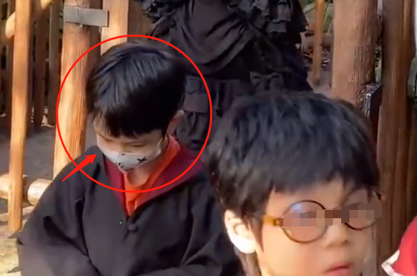 杨颖带儿子游玩迪士尼,4岁小海绵正脸照被疯传,长得像谁一目了然_腾讯