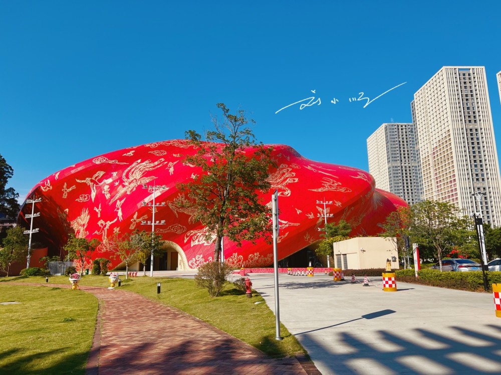 后来当我们走近一看,原来这是一个剧院,全名叫做"广州融创大剧院",不