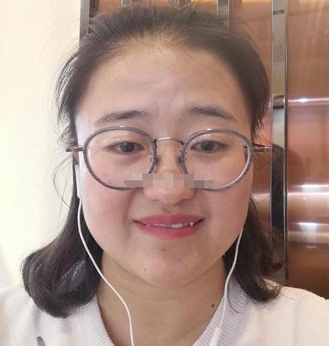 两耳贴脑的,家世一般都会比较显赫,自己也能取得成功,如果女性朋友