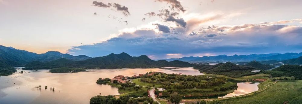 金海湖风景区位于北京,天津,河北交界处的三角地带,隶属于金海湖镇