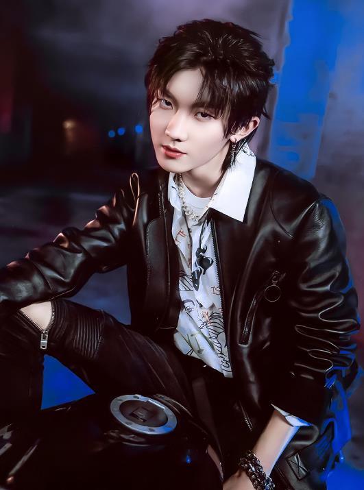 马嘉祺换发型,摇身一变回到15岁的模样,熟悉的"小野马"归来了