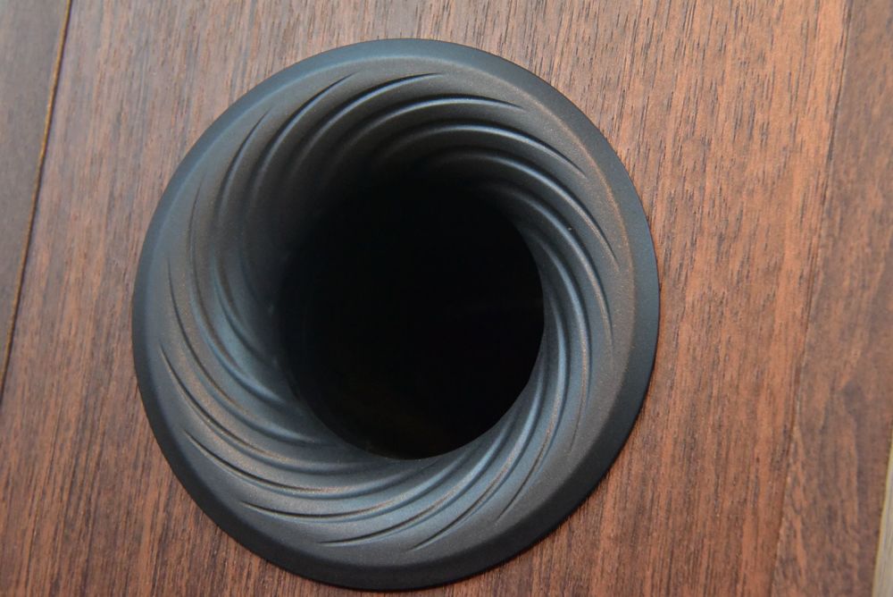 机身后背展示,倒相孔居上,线材孔居下,这设计本身有点非常规是吧?