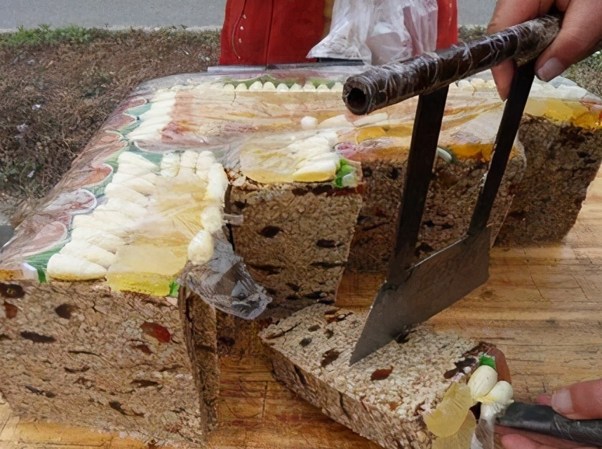 老人寒风中摆摊卖切糕,热心女子路过捧场,一刀下去开始心疼自己