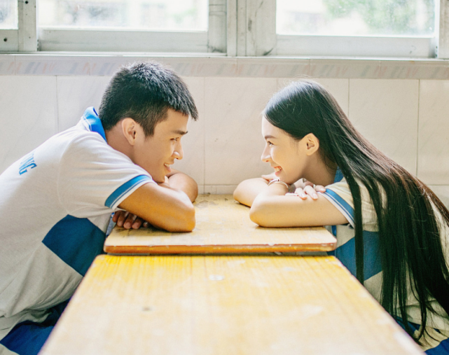 重庆一班主任被邀请当学生证婚人,宾客:曾试图拆散早恋小情侣