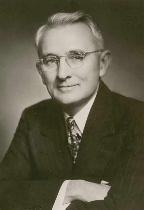 卡耐基:高情商的女人,张口闭口多是这3句话,傻女人一个都没占