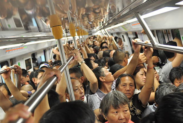 人挤人的地铁,一直都在"亏本经营"?三线城市开始"叫停"地铁