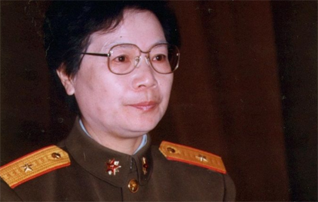 她是我国首位女中将,丈夫上将,父亲元帅,堪称"最高"军衔家庭_腾讯新闻