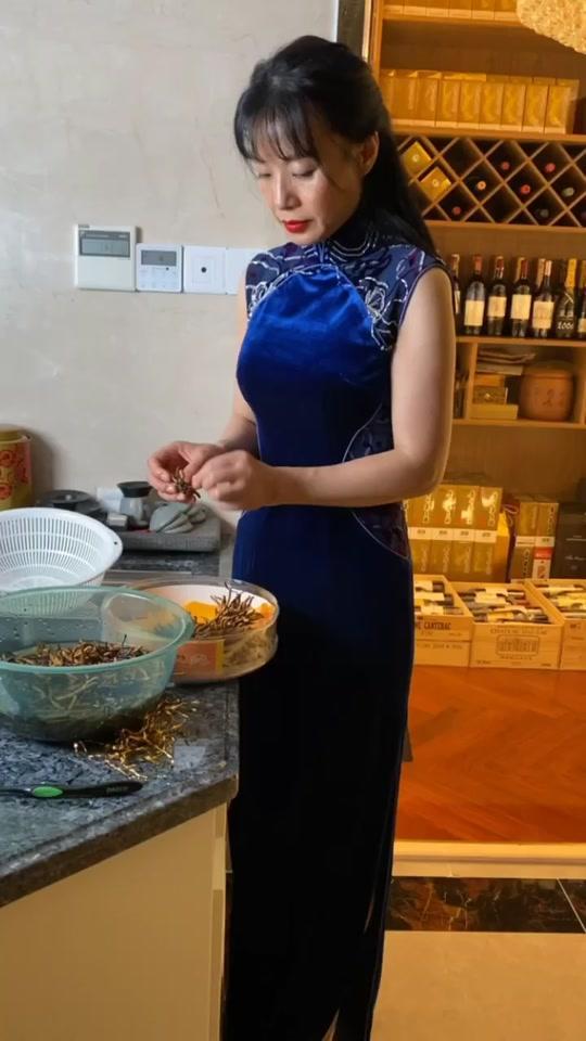 贫穷限制想象:老牌港星为她做菜,网红cici与赌王之女有何关系?