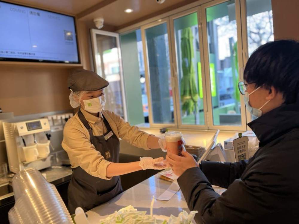 奶茶,快的只需要两三分钟",鲍仲秋说,"能为每位顾客递上一杯新鲜健康