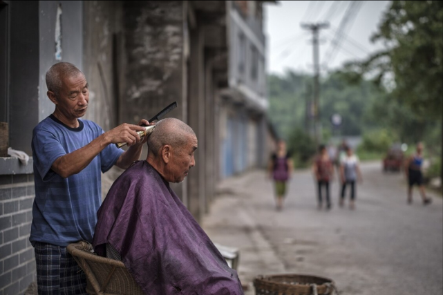农村剃头匠的故事:靠祖传手艺吃饭的有趣职业