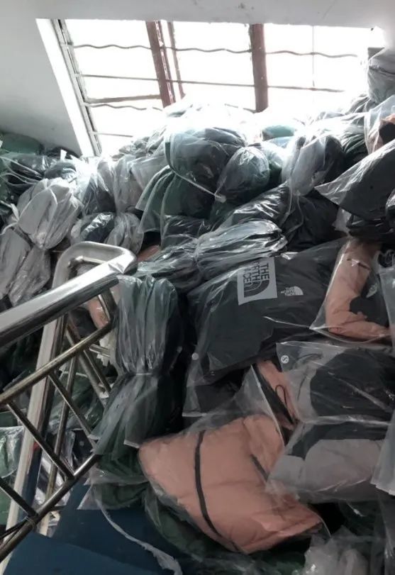 平湖这两个做羽绒服的老板栽了4000多件冒牌货被查你买过这几个牌子吗