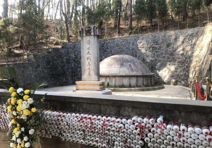 我国"最贵"的将军墓,祭奠倒掉的酒无法估量,墓前茅台堆积成山