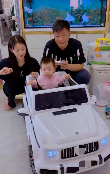 作为新手爸妈,贺树峰和妻子曾出现过不少差错,比如让孩子在大冷天光着