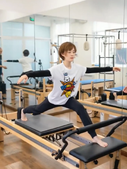 央视李思思晒健身视频踩绳子空中展示一字马穿紧身衣腰腹纤瘦