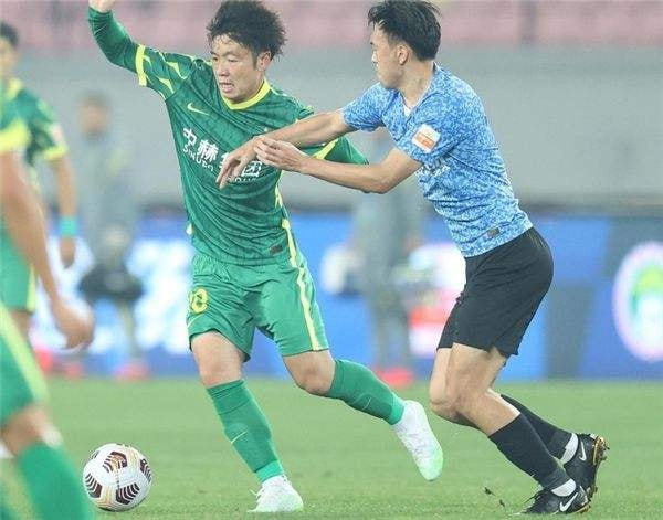 中超 早上5点，广州媒体曝出争议猛料：中超遭重大打击，球迷骂声一片