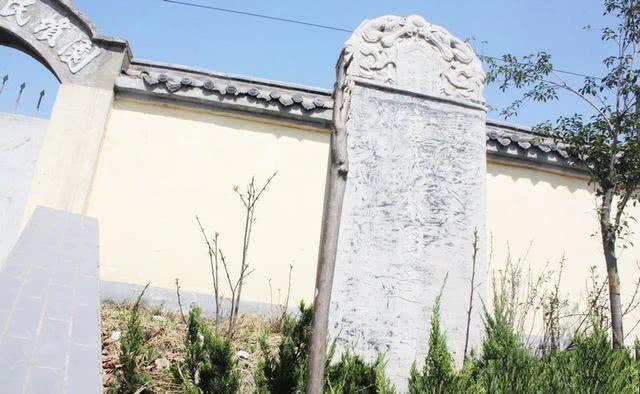 石碑起初立于大白杨村,后因故迁移至北二环汉城湖旁回民墓园门口