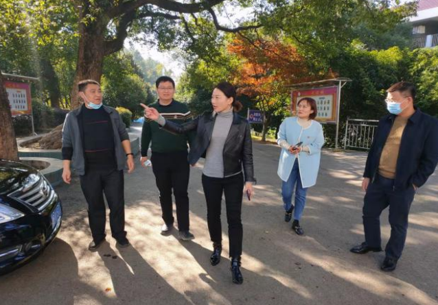 渌口区丁瑜一行到朱亭镇黄龙中学调研